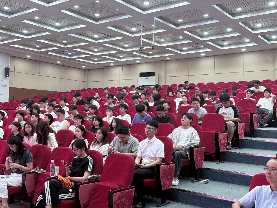 图2 参会师生认真听讲 图2 参会师生认真听讲